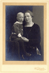 351764 Portret van vermoedelijk Maria Hekman-Lammers (1889-1969) met haar zoontje Johan Christiaan (Joop) Hekman ...